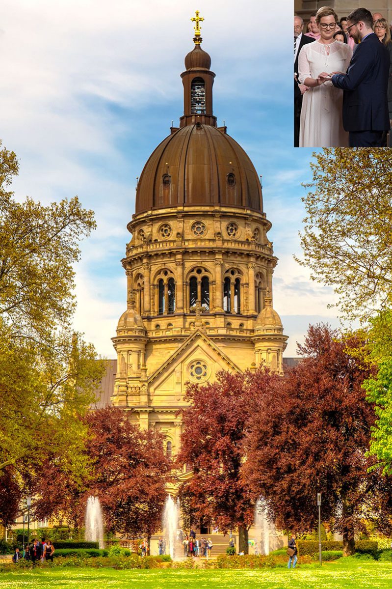 Kirche mit Brautpaar